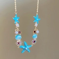 Detail der Halskette mit blauen Emaille-Seesternen, Muscheln und Perlen - Stil 11 Blau Emaille Seestern Strass Halskette