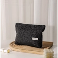 Beauty case nero con fiori a rilievo su vassoio in legno dallo stile minimalista - Rilievo Jacquard / Nero