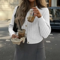 Weiße Strickjacke mit Zopfmuster, Goldknöpfen und Langarm für Damen im Streetstyle - S / Weiß