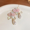 Detalle de pendientes rosa con lazo transparente y perlas blancas sobre plato blanco - Gancho de oreja-Rosa