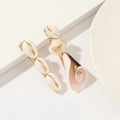 Kreatives Haarklammer-Set mit natürlichen Muscheln und goldenen Metallnadeln auf weißem Grund - Ozean Schneckenmuschel 2er-Set Pony-Clip