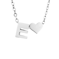 Collana minimalista d'argento con lettera E e ciondolo a cuore su sfondo bianco - E-Acciaio