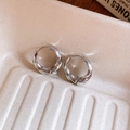 Orecchini a cerchio geometrici a C in tonalità argento con design a corda intrecciata - Orecchini a cerchio-Argento