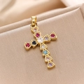 Goldenes Kreuz-Halskette mit bunten Zirkoniasteinen auf goldfarbenem strukturiertem Stoff - Gold Bunter Zirkon Kreuz
