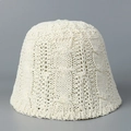 Primer plano del gorro de punto color crema que muestra el detalle del diseño de trenzas - M (56-58cm) / Blanco