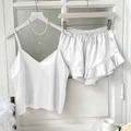 Damen Schlafanzug-Set aus weißem Satin mit Camisole-Top und Rüschen-Shorts - S / Weiß