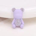 Detalle de un accesorio de oso en resina morada con incrustaciones de pedrería para calzado - Oso / Oso Pintado Púrpura