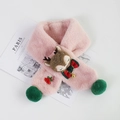 Detail von rosa Plüschschal für Kinder mit süßem Rentier und grünen Bommeln - Rosa