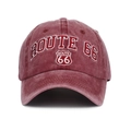Détail de la broderie Route 66 sur une casquette de baseball en coton délavé au style vintage - Bordeaux / Réglable