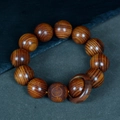 Bracelet en bois de poirier poli avec charme central sculpté pour la chance et richesse - Style Anneau Coulissant Raffiné (20mm)