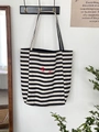 Sac fourre-tout en toile à rayures noires et blanches avec broderie rouge et anses - Noir Rayé