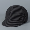 Detalle de cerca de una gorra con raya diplomática y una pequeña placa de logo - M(56-58cm) / Negro