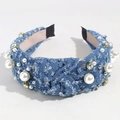 Detalle de diadema de mezclilla azul con nudo decorada con perlas blancas y pedrería - Mezclilla/Perla/Diamante de imitación / Azul oscuro