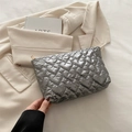 Bolsa de corazón acolchada plateada con acabado metálico y cremallera dorada - Gris