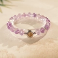 Primer plano detallado de las cuentas de amatista y el dije de trébol plateado del brazalete - Pulsera Trébol Amatista Cristal Blanco (8mm) / 8mm