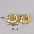 Detailansicht goldener 2,9 cm Halbmond-Ohrringe mit Gewichts- und Größenangaben - Bambus/Gewinde Stil / E129-Gold