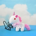Nahaufnahme eines weißen Plüsch-Einhorn-Schlüsselanhängers mit rosa Schleife und Glitzerhorn. - Weiß / 12cm