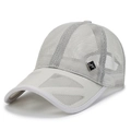 Casquette de baseball en maille gris clair avec tissu respirant et logo métallique - Réglable / Gris clair