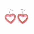 Vista detallada de los pendientes de corazón rosa brillante con ganchos plateados - Corazón Hueco / Lentejuelas Rosas