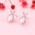 Orecchini a croce in argento con micro zirconi e perle d'acqua dolce su fondo rosa - Argento 925 / Perla Bianca (Colore Platino)