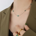 Collar de plata con circonitas verdes rectangulares esmeralda en una modelo femenina - Circonia Verde Esmeralda / Color Acero