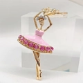 Dettaglio del portachiavi ballerina con gonna in smalto rosa e cristalli strass lucidi - Rosa