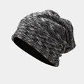 Gros plan sur le motif tie-dye tricoté et la texture du bonnet souple et décontracté - M / Gris
