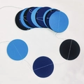 Girlande aus blauen und schwarzen Filzkreisen für Geburtstagsfeiern und Deko - Seeblau+Königsblau+Schwarz