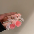 Rosa Pfirsich-Ohrhänger mit grünem Blatt und einer zarten Organzaband-Schleife - Schleife Erdbeer Fruchtgummi