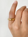 Dettaglio ravvicinato di un anello vintage dorato con motivi di sole, luna e stelle sbalzati - Anello / US 6