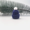 Dunkelblaue Mini-Strickmütze mit weißem Bommel für Puppen und DIY-Dekoration - Weißer Pompon / Marineblau (Klein)