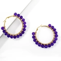 Dettaglio di orecchini boho a cerchio dorati con perline viola e filo metallico - Perle Avvolte in Filo Blu Profondo / Pietra di Vetro Blu Profondo