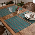 Set de table de Noël à carreaux verts sur table en bois avec décor de fête - 32*45 Double Couche / Vert Foncé à Carreaux