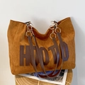 Große Shopper-Tasche aus braunem Wildleder mit HOOTO-Patch und Metallringen - Braun