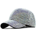 Vista detallada de diamantes de imitación AB en la visera de una gorra negra de lujo - Ajustable / Plateado