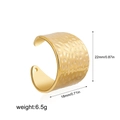 Detail van de gouden brede ring met gehamerde textuur inclusief afmetingen en gewicht - Brede Gehamerde Textuur (R714_9) / Goud
