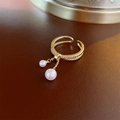 Dettaglio anello regolabile placcato oro con micro pavé e perle bianche pendenti - Stile Perla a Doppio Strato Intrecciato Con Nappina Dorata