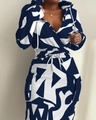 Dettaglio del completo a due pezzi con felpa e gonna a motivi geometrici blu e bianchi - Stampa Bianco Blu