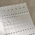 Autocollants à ongles cœurs métalliques argentés avec motifs linéaires 3D creux - M-1093 Feuille d'argent / Argenté