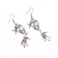 Gothic Punk Totenkopf und Knochenhand Ohrhänger in Silber auf weißem Hintergrund - Antiksilber