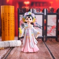 Nahaufnahme einer Harzfigur eines chinesischen Mädchens in rosa Hanfu mit Blumen - Große Figur mit Buch