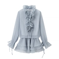 Detalle del top de gasa plisada azul claro con rosa 3D y volantes decorativos - S / Gris claro