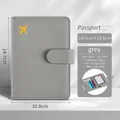 Porta passaporto grigio con icona aereo gialla e scomparti multipli per carte e documenti - Grigio