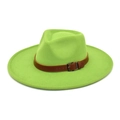 Détail d'un chapeau fedora vert néon avec bande en cuir marron et boucle en argent - M (56-58cm) / Vert Fruit