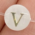 Perle en nacre naturelle avec lettre V dorée pour la création de bijoux - Lettre V