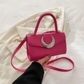 Sac bandoulière rose fuchsia en cuir litchi avec une boucle demi-lune en métal poli - Rose rose