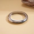 Brazalete de bisagra en metal plateado pulido con diseño de cúpula sobre fondo de piedra - Estilo de Metal con Bisagras Plata Pulida