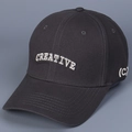 Dettaglio cappello grigio scuro con ricamo 3D CREATIVE e logo (C) ricamato sul lato - M (56-58cm) / Grigio