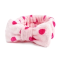Macro-opname van roze gestipte koraalfleece hoofdband met zachte pluche stoftextuur - Stijl 29