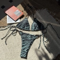 Detaillierte Makroaufnahme des mintgrünen Zebradruck-Bikinis mit goldenen Ringen und Rippstoff - S / Seegrün
